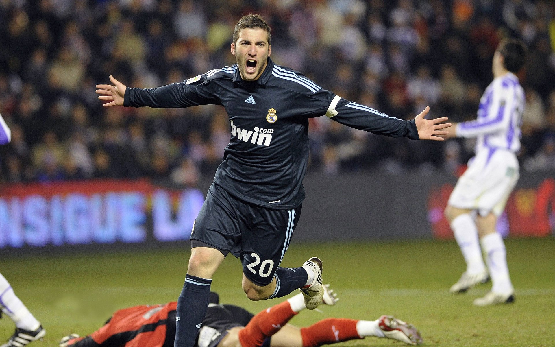 英超争冠焦点战与辽宁队掀翻76人，体育世界的平行叙事